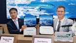 (L-R) Nguyen Chien Thang, EVP of Vietnam Airlines, and Paul Geaney, President & Chief Commercial Officer of Avolon.