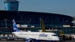 jetblue aircraft taxis at laguardia airport